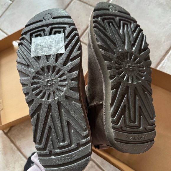 NWT UGG Classic Mini Bailey Zip Boots - Picture 7 of 7